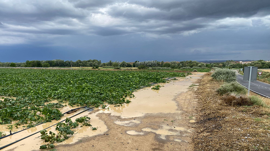 El agua ha anegado la carretera entre Frula y Almuniente.