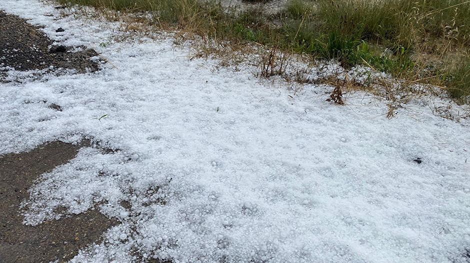 El granizo ha dejado amplios mantos blancos en algunas de las zonas afectadas.