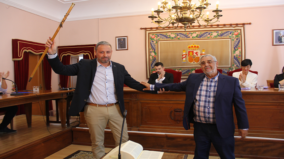 Juan Escalzo, justo en el momento de recibir el bastón de mando de la localidad de manos del edil de más edad, Juan José Escanero.