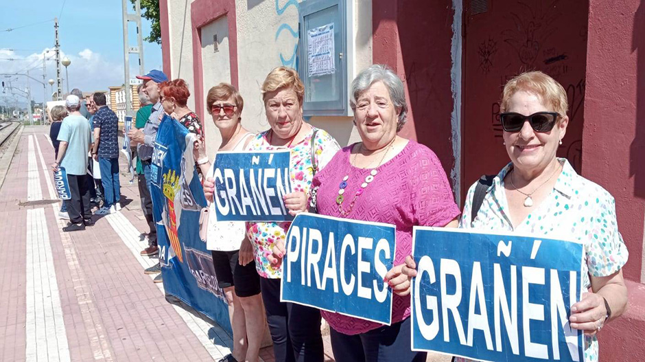 Los asistentes han vuelto a portar carteles de las localidades del entorno.