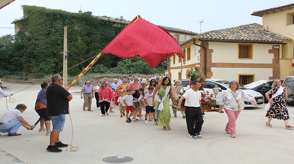 Imagen del momento del paso de la procesión bajo la bandera.
