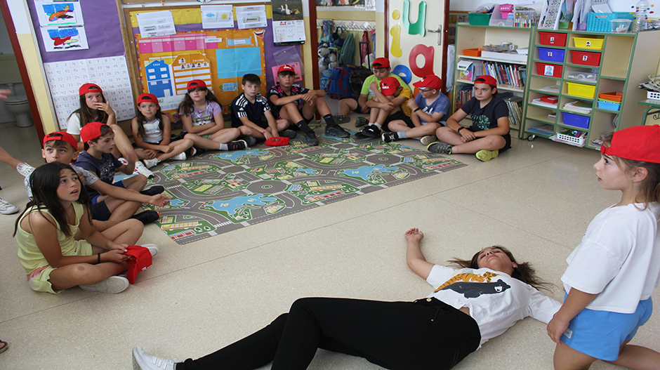 Imagen del taller de primeros auxilios desarrollado en el colegio de Frula.