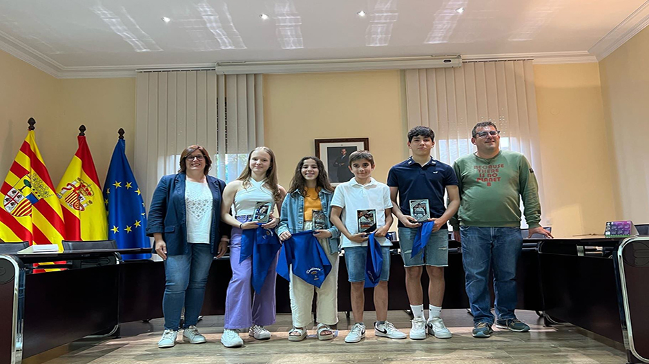 Miriam Ponsa y Andrés Mur, junto a los cuatro deportistas locales que consiguieron participar en el Campeonato Nacional de Judo.