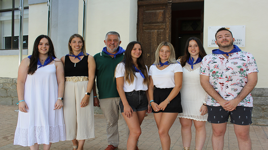 Grupo de mujeres adultas que con ropa formal están juntas en la oficina