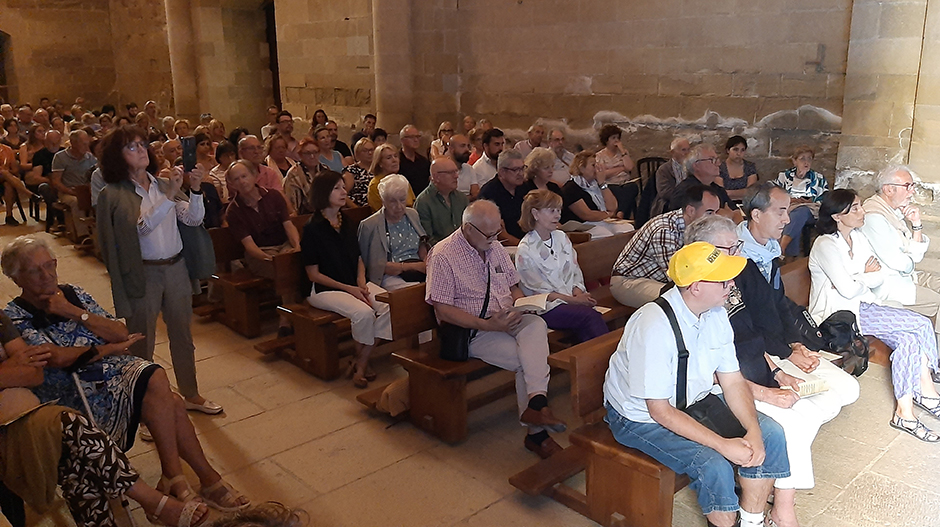 El público llenó la iglesia del cenobio monegrino.