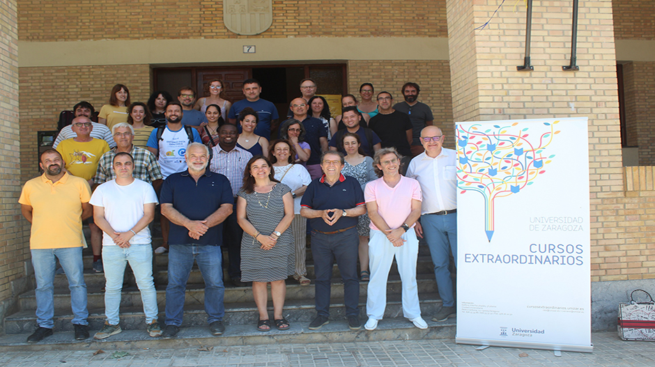 Alumnos, promotores y profesores posan tras el acto de clausura organizado en Grañén.