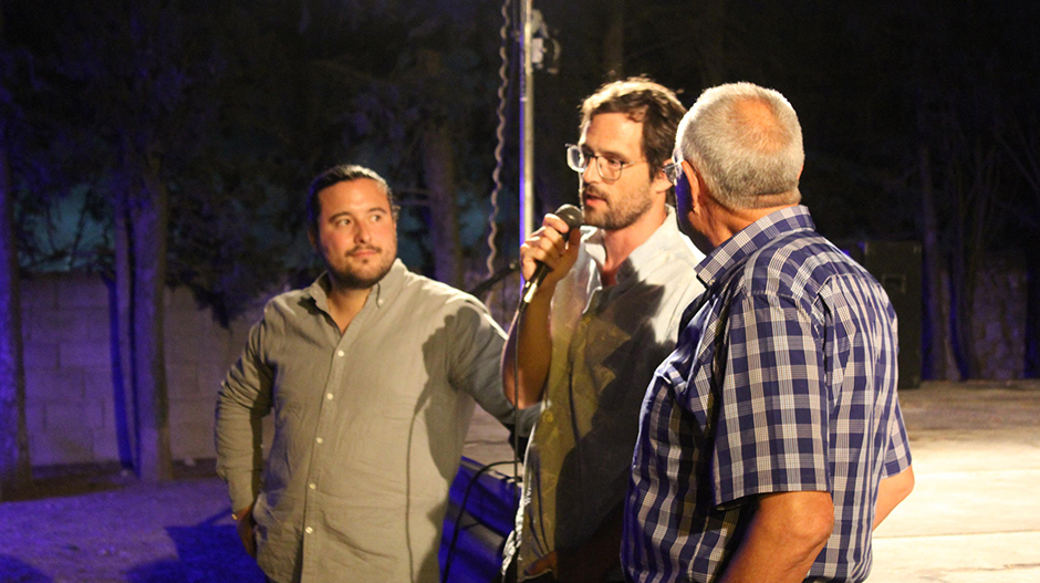 Carlos Zamarriego, junto al alcalde del municipio, Álvaro Domec, y el director del festival, Luis Manuel Casáus.