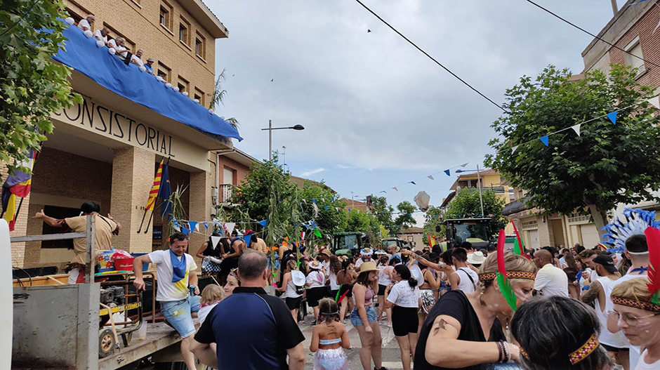 El chupinazo incluyó la participación de varias carrozas.