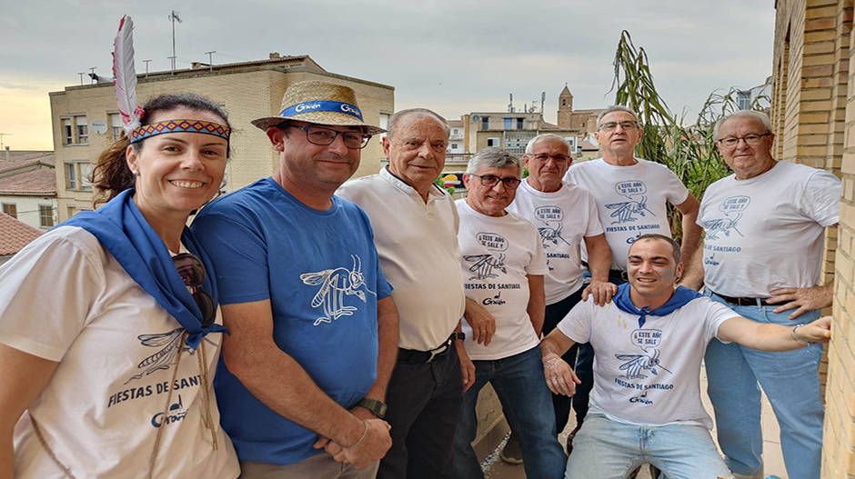 La concejala de Fiestas, Beatriz Porcel, y el alcalde del municipio, Carlos Sampériz, junto a los integrantes de la asociación Santa Ana.