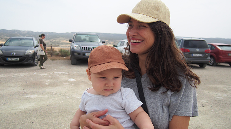 Imagen de la mujer del dramaturgo, Georgina León, y su hijo, en su visita a la romería de Magallón.