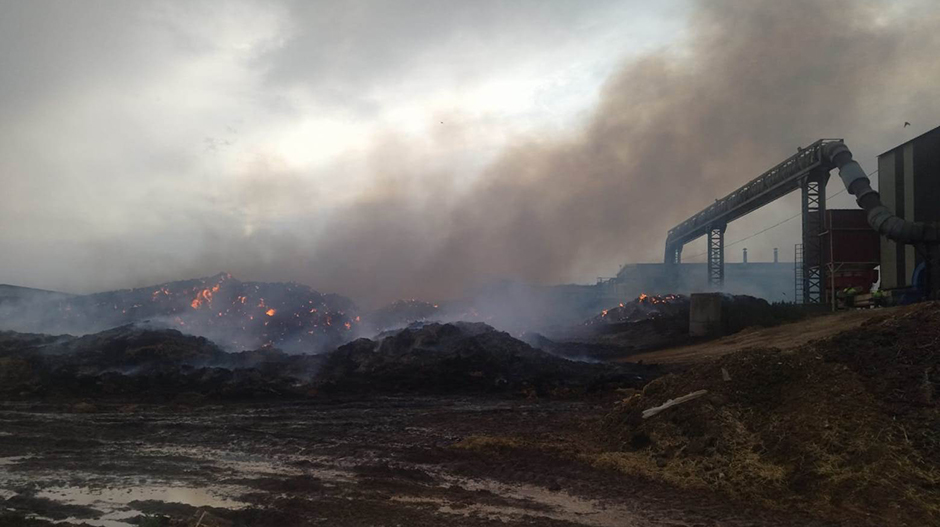 El fuego quedó controlado de madrugada, aunque se espera que siga activo varios días.