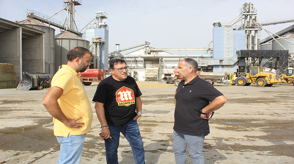 Loscertales, Oria y Monesma, esta mañana en las instalaciones del secadero de Grañén.