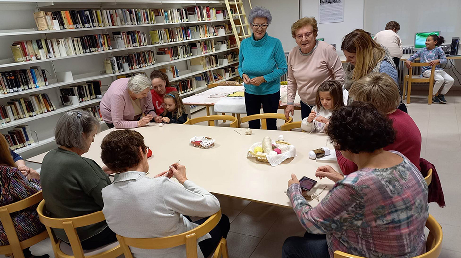 Las integrantes del club de lectura enseñaron a adultos y pequeños a elaborar marcapáginas de ganchillo.