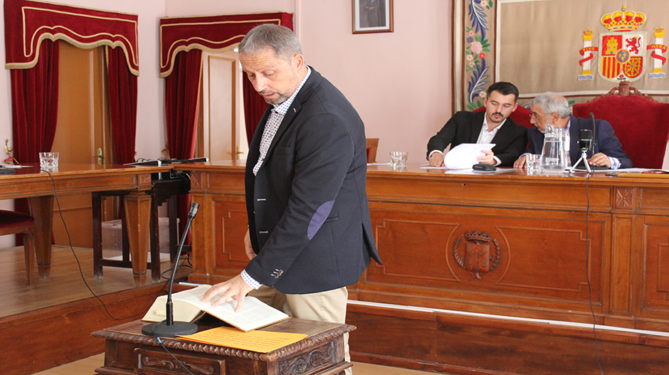 En primer plano, Juan Escalzo durante su toma de posesión como edil de Sariñena.