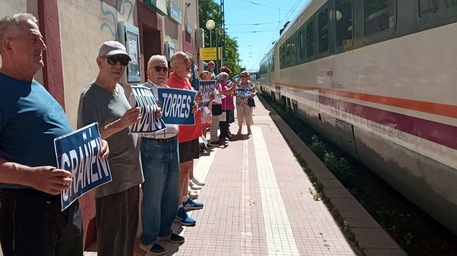 La concentración ha vuelto a tener lugar al paso de uno de los trenes regulares de pasajeros.