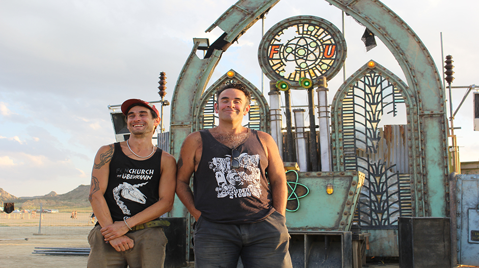 Josh Forrester, junto a otro de los miembros del barrio, Justin, frente a la cabina de dj inspirada en una iglesia gótica.