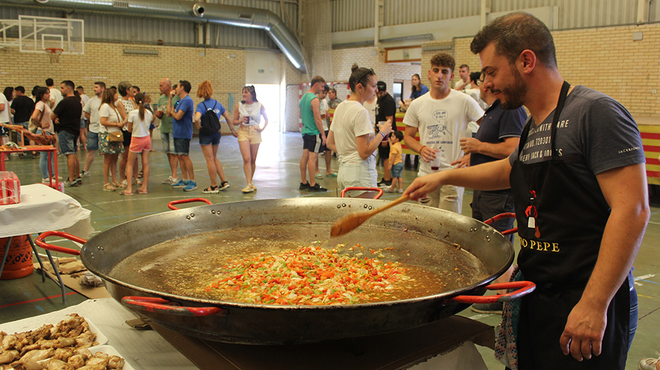 El concurso de paellas reunió a casi 200 comensales en el pabellón polideportivo.