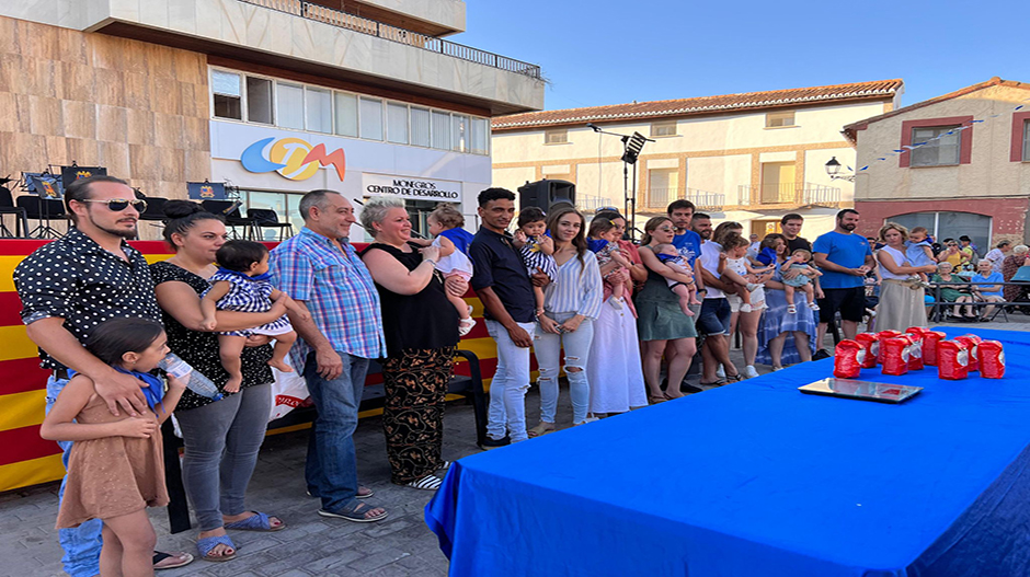 Los bebés recibieron su primera pañoleta festiva y su peso en arroz. 