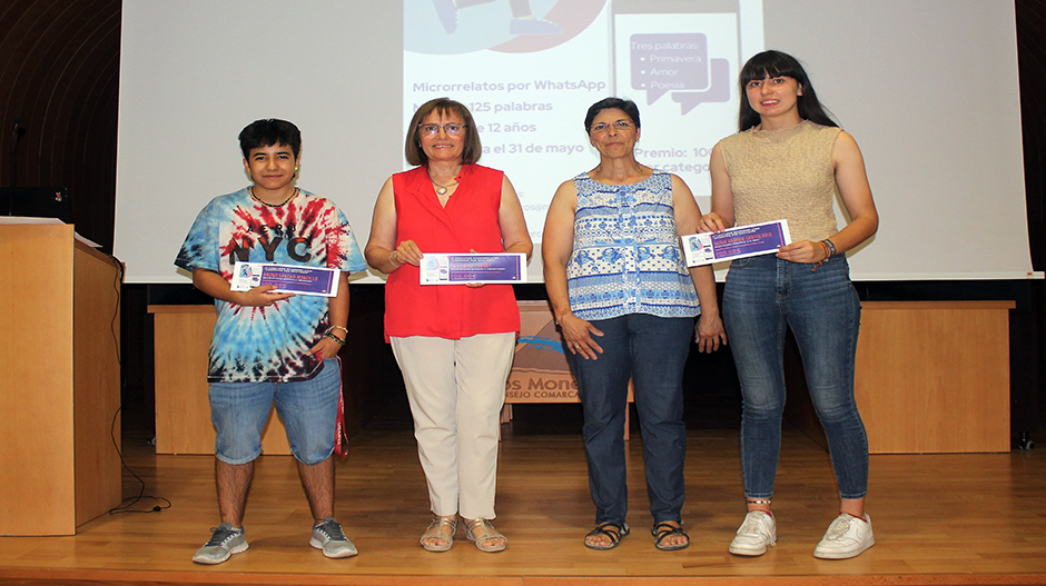 Tres de los ganadores junto a la consejera comarcal de Juventud y Deporte, Esther Soler.