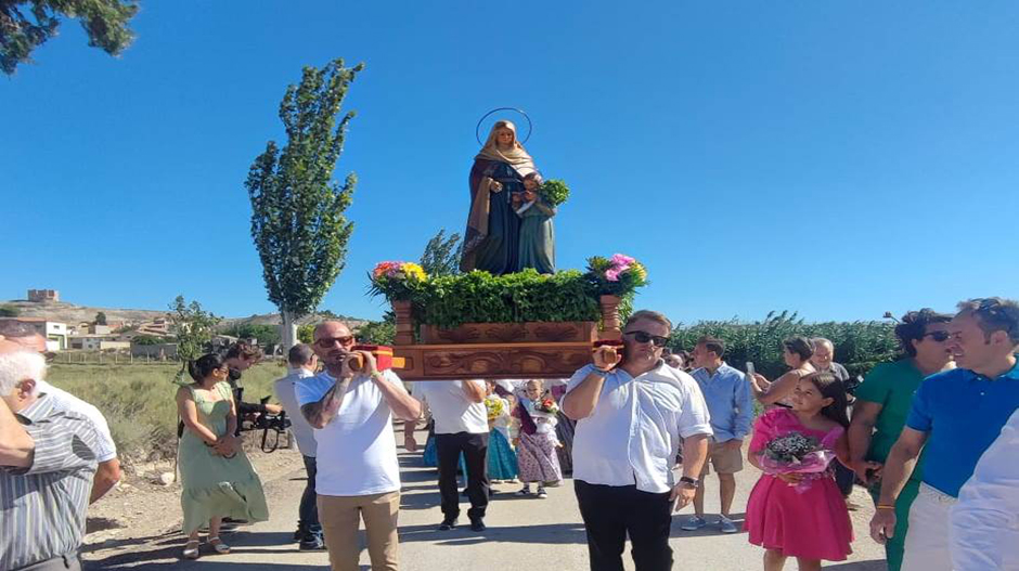 Castejón de Monegros ha sacado la imagen de Santa Ana en procesión.