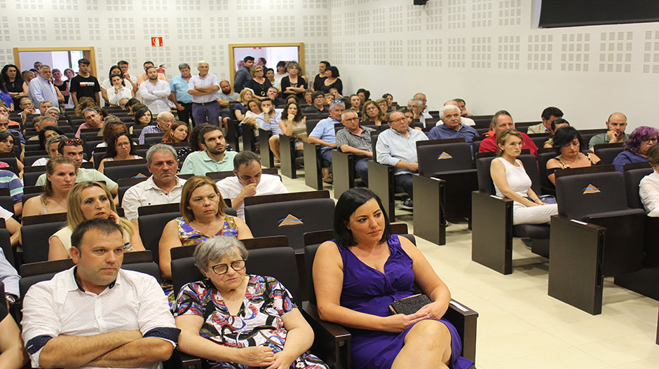 El público ha llenado el salón comarcal ubicado en Sariñena. 