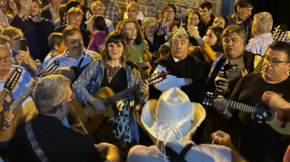 En el centro, Rozalén, junto al cantador Javier Badules.