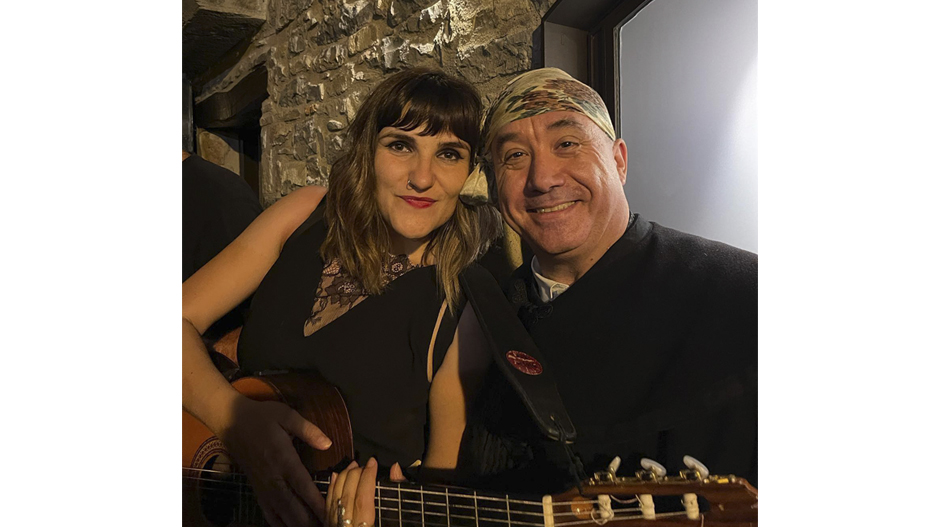 Rozalén posa junto al cantador de San Lorenzo del Flumen, Javier Badules.