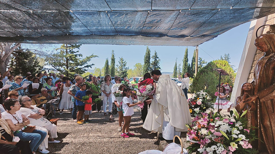 Imagen de la ofrenda de flores en la ermita de Santa Ana de Valfonda.