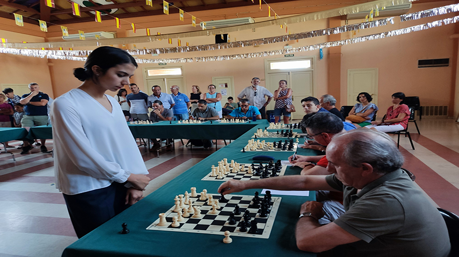 Sara Khadem, durante la exhibición de partidas simultáneas en Alcubierre.