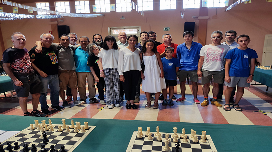 Foto de familia de jugadores y responsables del torneo, junto a Sara Khadem. 