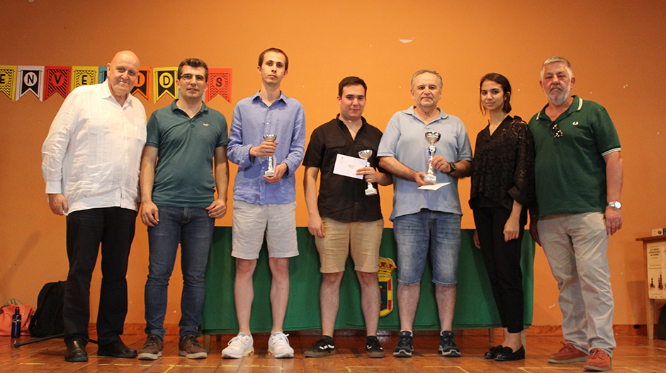 Imagen de los tres primeros clasificados, junto a Leontxo García, Rubén Cajo, Sara Khadem y Pedro Suñén.