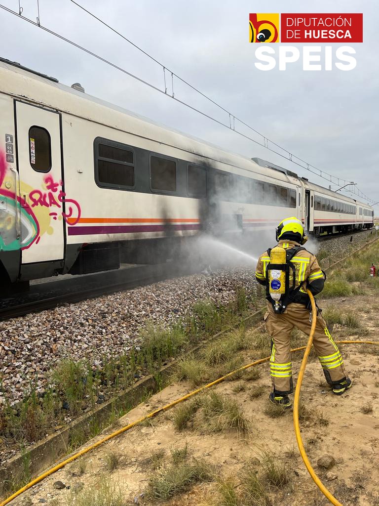 Los bomberos de la DPH han sido los encargados de sofocar el incendio. 