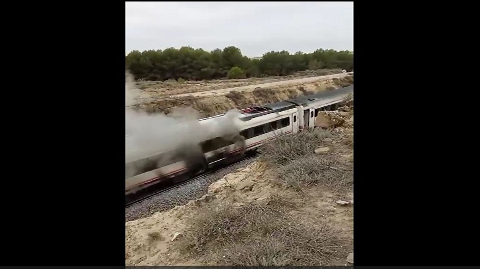 Imagen del tren incendiado cerca de la localidad de Curbe. 