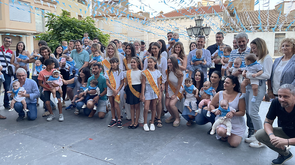 Imagen de grupo de los niños y niñas que han recibido este miércoles su primera pañoleta festiva.