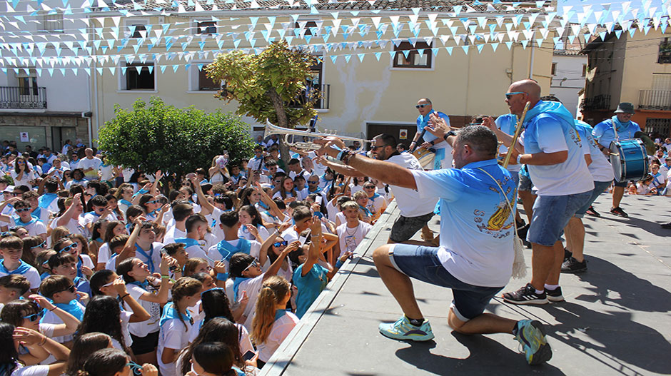 La charanga El Sexofón ha agitado a la gran marea blanca y azul. 