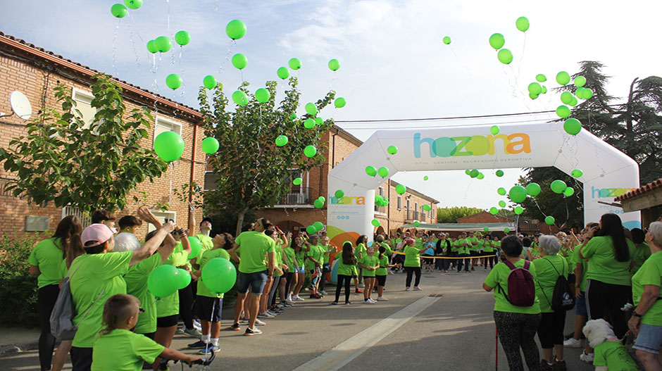 Imagen de la suelta de globos realizada justo antes de la salida de la andada solidaria.