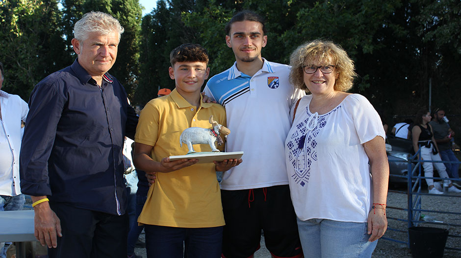 La familia de Ángel Royo ha recogido el Choto de Honor.