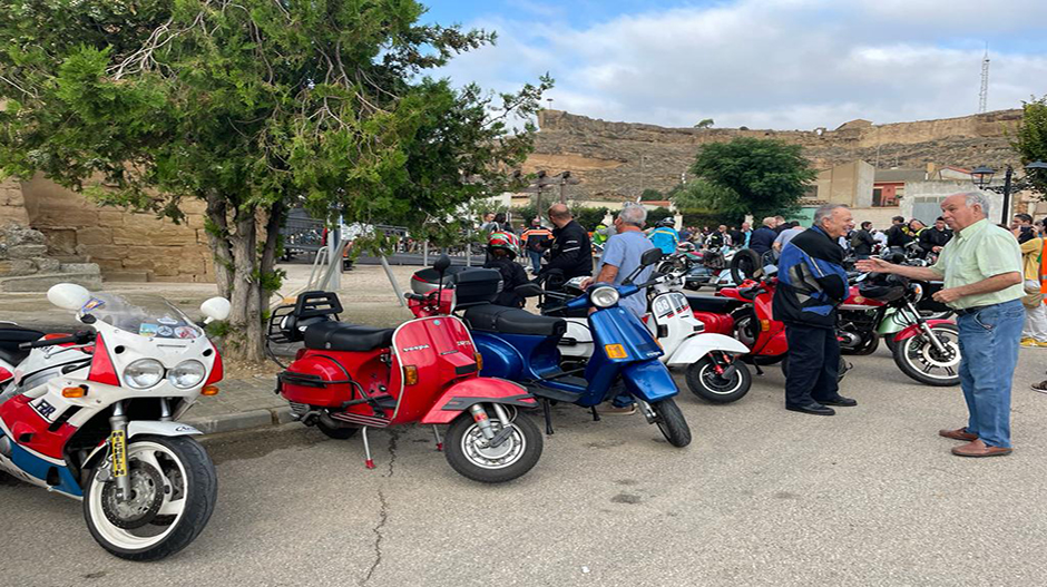 Las motos han sido expuestas en la plaza de Alberuela de Tubo.
