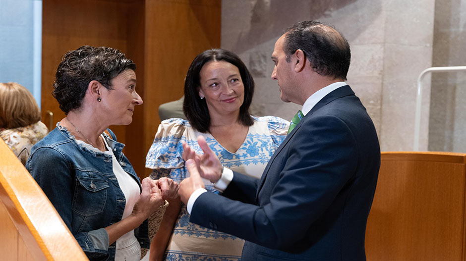 A la derecha, el consejero de Sanidad conversando con la diputada del PP Ana Marín y con la consejera de Bienestar Social y Familia, Carmen Susín.