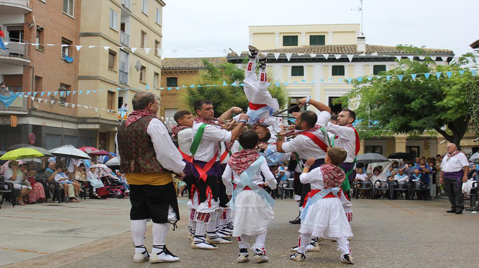 Los volantes han vuelto a ser volteados a través de las espadas por el resto de danzantes.