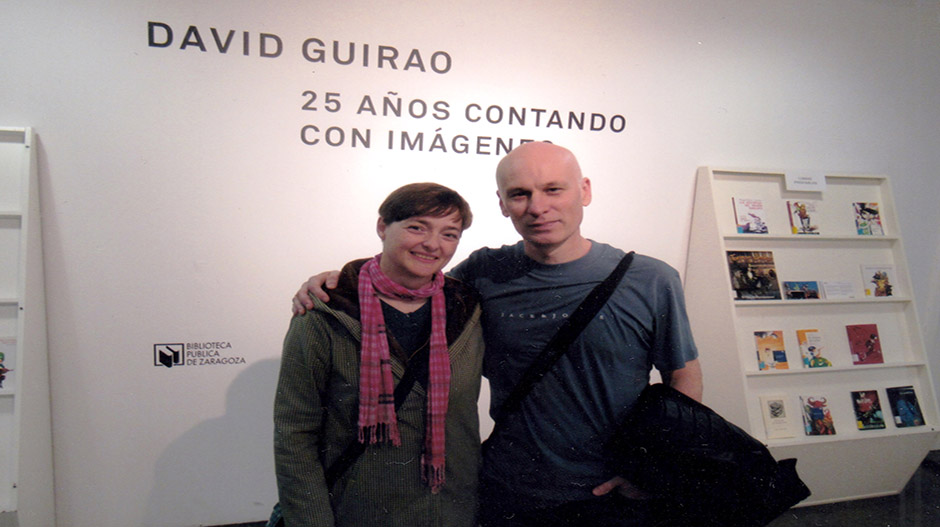 Sandra Araguás y David Guirao, en la inauguración de la muestra en la Biblioteca Pública de Zaragoza.
