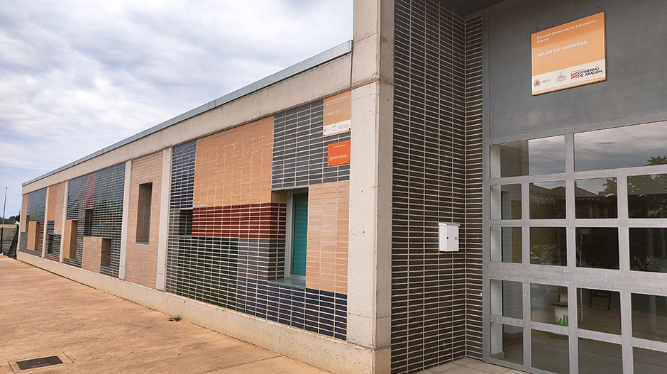 Imagen de la fachada exterior de la escuela infantil comarcal de Sariñena.