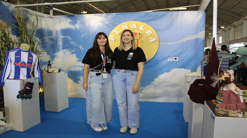 La Semana Santa, los vinos locales, la rondalla o el grupo de bolillos están representados en el stand de Peñalba.