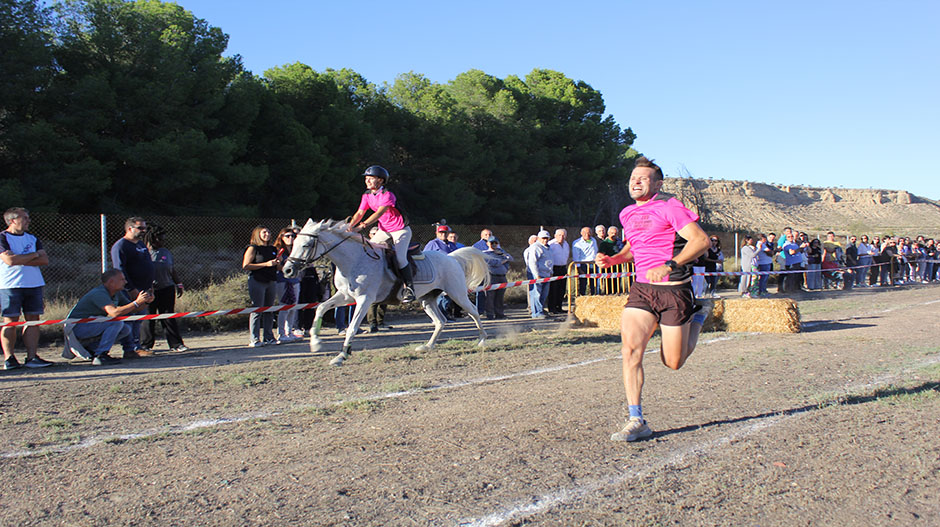 Saúl Gazol por delante de la yegua Aire en un momento de la carrera.