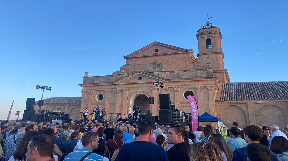 La mítica banda madrileña ha llenado de magia, pasión y nostalgia La Cartuja de Las Fuentes.