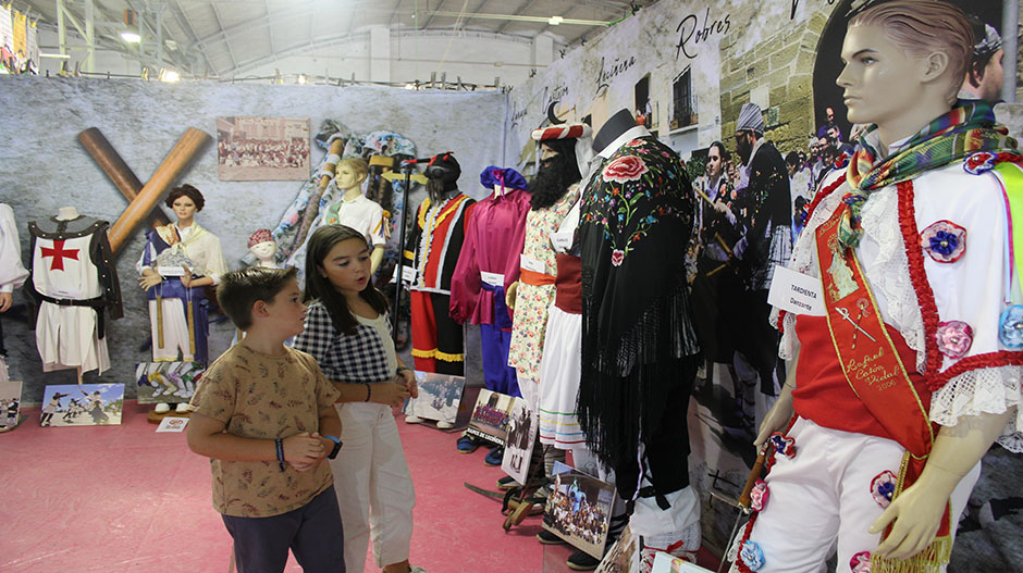 El stand de los dances monegrinos ha sido elegido el mejor del certamen.