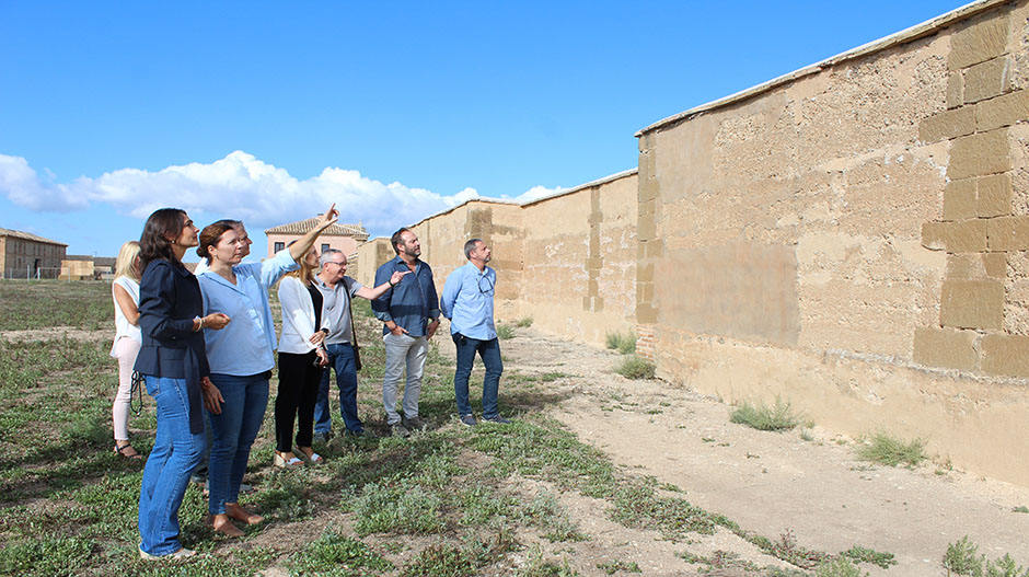 En primer plano, Celsa Rufas, junto a los técnicos, en su visita para conocer las obras realizadas en el perímetro del conjunto monacal.