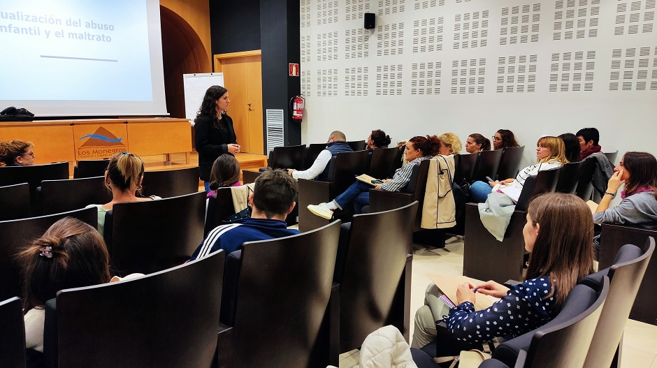 Primera sesión del curso ‘Abuso sexual infantil: prevención-sospecha-actuación’, impartido por la psicóloga Yaiza Senar y organizado por el Centro Comarcal de Servicios Sociales.