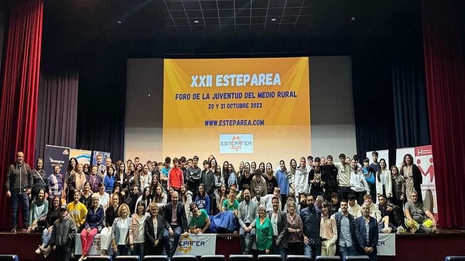 Participantes en la primera jornada de la XXII edición de Esteparea, celebrada hoy en el cine teatro de Sariñena.