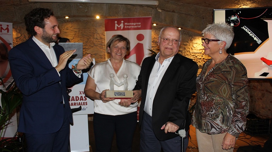 Rosendo López recogiendo el galardón junto a su mujer, Mari Gracia, en las XVI Jornadas Empresariales 'Monegros Avanzando'.